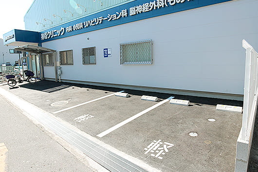 建物正面・駐車場２台 ※軽自動車専用