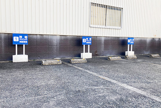 建物裏側・駐車場３台